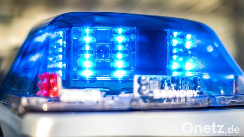 Ein Blaulicht leuchtet auf dem Dach eines Polizeiwagens. Bild: David Inderlied/dpa/Symbolbild