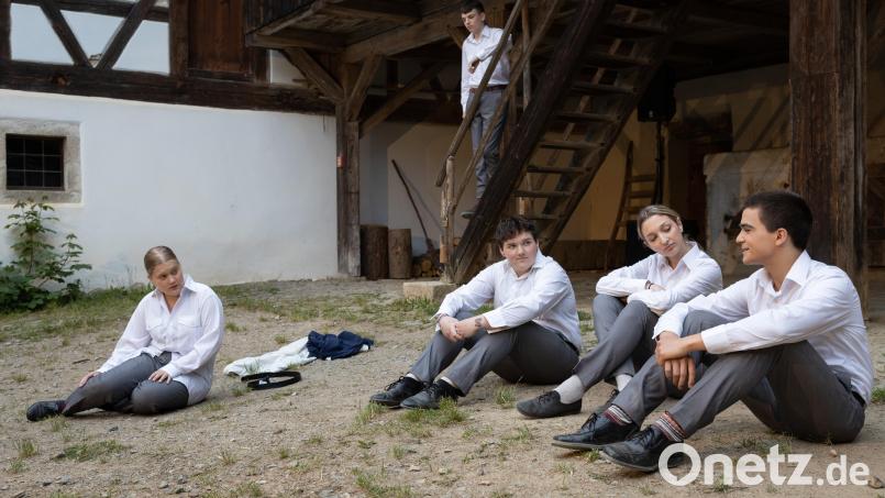 Das Landestheater Oberpfalz (LTO) feiert seine gelungene Premiere von "Krabat". Bild: Daniel Werner/exb