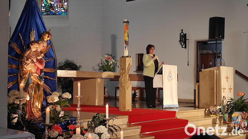 Brigitte Traeger singt in der Konradskirche. Bild: Kunz