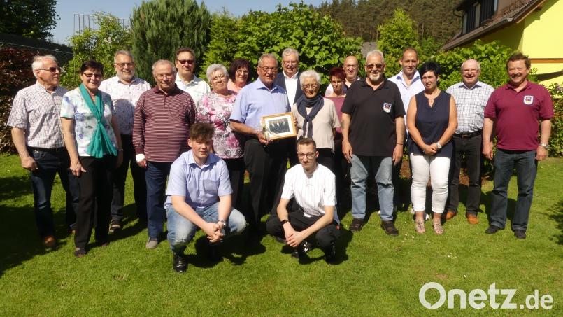 Klaus Lehl (mit Bild von Bürgermeisterkollegen) im Kreis von Familienangehörigen und Repräsentanten von Stadt und Vereinen. Bild: rn