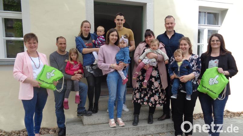 Erstes Kennenlernen: Bürgermeisterin Sonja Meier, Veronika Schöberl mit den Eltern und ihrer Schwester, Tina Wellnhofer mit ihren Eltern, Karline Bieling mit ihren Eltern, Mathias Dietl mit Mama und Familienbeauftragte Andrea Kunschir (im Bild von links). Bild: amö