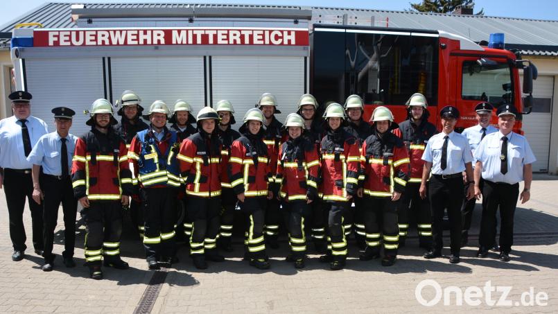 Zwei Gruppen der Feuerwehr Mitterteich absolvierten das Leistungsabzeichen Technische Hilfeleistung. Im Bild die 16 erfolgreichen Aktiven mit (von links) den beiden Kreisbrandmeistern Wolfgang Bauer und Herbert Thurm sowie (von rechts) Kreisbrandinspektor Wolfgang Wedlich, Kommandant Anton Bauernfeind und Ausbilder Joachim Sommer Bild: jr