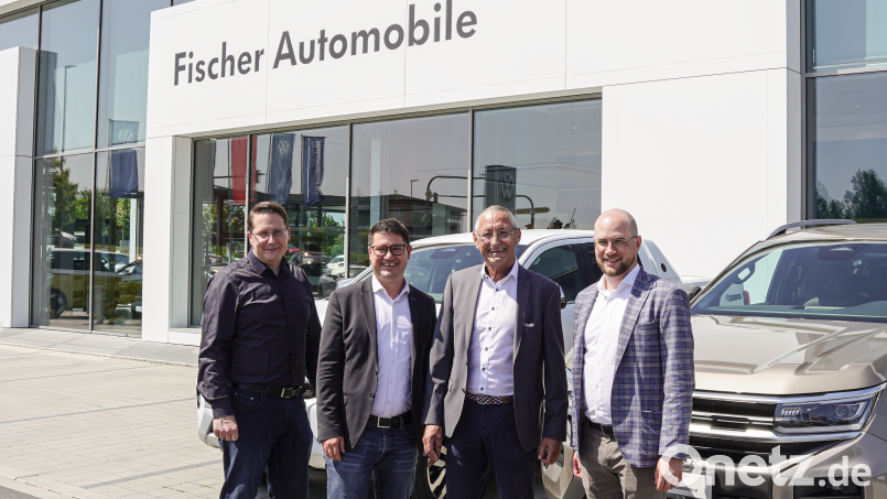 Personalleiter Markus Kallmeier (links), Geschäftsführer Thomas Fischer (Zweiter von links) und Verkaufsleiter Peter Schmitt (rechts) verabschieden Wolfgang Gubisch (Zweiter von rechts). Bild: Laura Popp, Fischer Automobile Unternehmensgruppe/exb