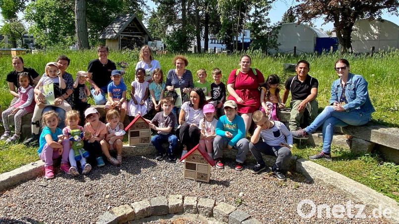 Bildung für nachhaltige Entwicklung: Der Landesbund für Vogelschutz überreicht im Lüdecke-Park Insektenhotels. Bild: Lüdecke GmbH/exb