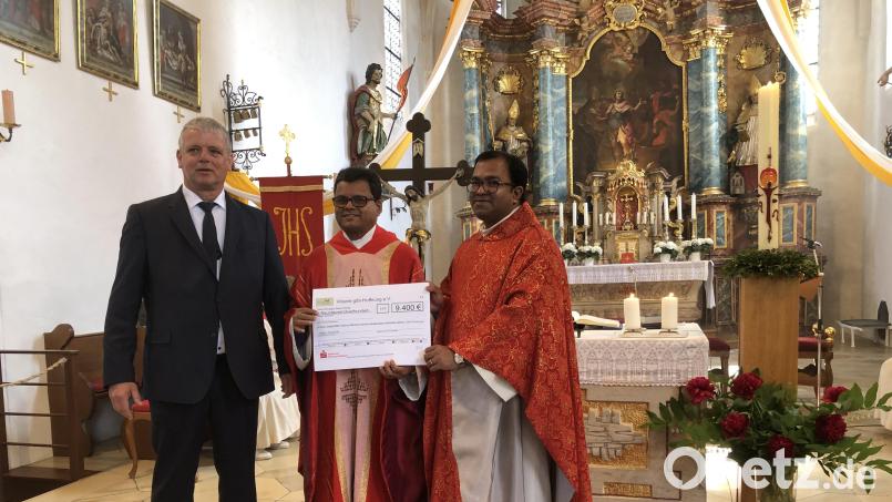 Franz Josef Einhäupl von „Vilseck gibt Hoffnung“ überreicht an Pater Joseph (Mitte) den symbolischen Scheck mit der Summe der Spenden, die Pater Robin (rechts) zu seinem 40. Geburtstag erhalten hat. Bild: ct