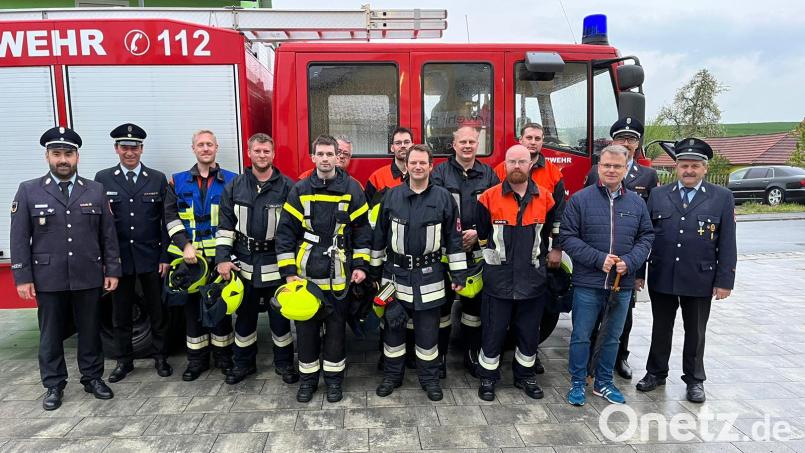 Die Aktiven der Feuerwehr Bernstein werden für ihre Leistungen mit Abzeichen belohnt. Bild: gra