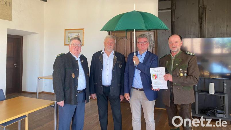 Die Führungsspitze des Schützengaus Sulzbach-Rosenberg holt sich bei Bürgermeister Michael Göth (Zweiter von rechts) die Zusage für die Schirmherrschaft bei der Feier des 100-jährigen Jubiläums und Gauschießens. Bild: Hannah Wagner/exb