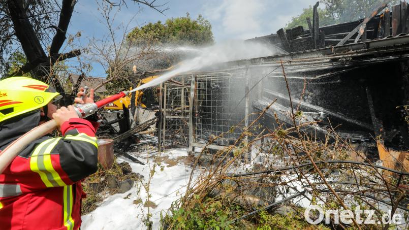 Weil es das Löschen effektiver macht, weil Schaum die Oberflächenspannung von Wasser senkt, nutzt die Feuerwehr bei Bränden wie dem in Gärmersdorf beide Löschmittel, Schaum und Wasser. Bild: Wolfgang Steinbacher