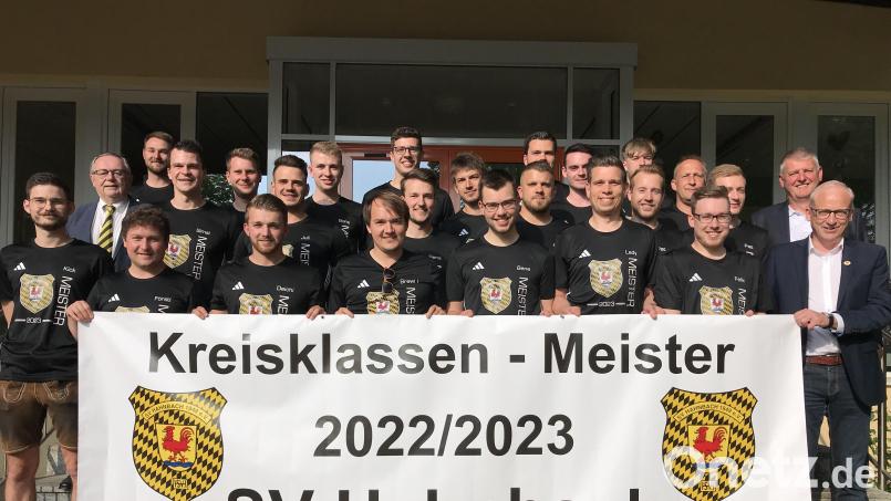 Der Zweite SV-Vorsitzende Hans Kummert (links), Abteilungsleiter Wolfgang Dotzler und Bürgermeister Bernhard Lindner (Erster und Zweiter von rechts) gratulieren den erfolgreichen Fußballern. Bild: mma