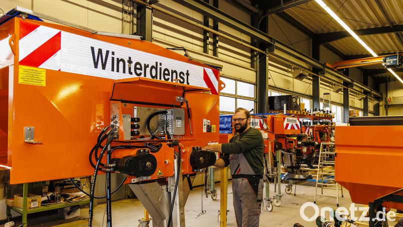 Station für Station werden die Streugeräte in verschiedenen Größen im Werk von Bucher Municipal produziert. Bild: Hösamer