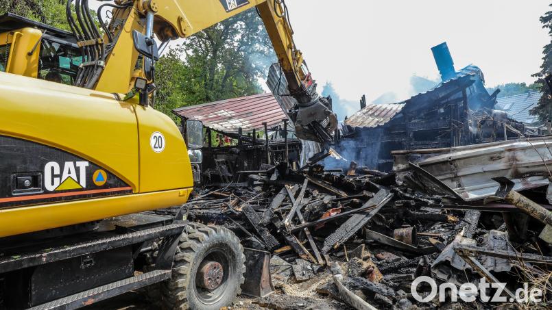 Fast komplett niedergebrannt ist am Donnerstag eine Scheune in Gärmersdorf bei Amberg. Mit einem Bagger wurden Überreste des Baus abgerissen. Bild: Wolfgang Steinbacher