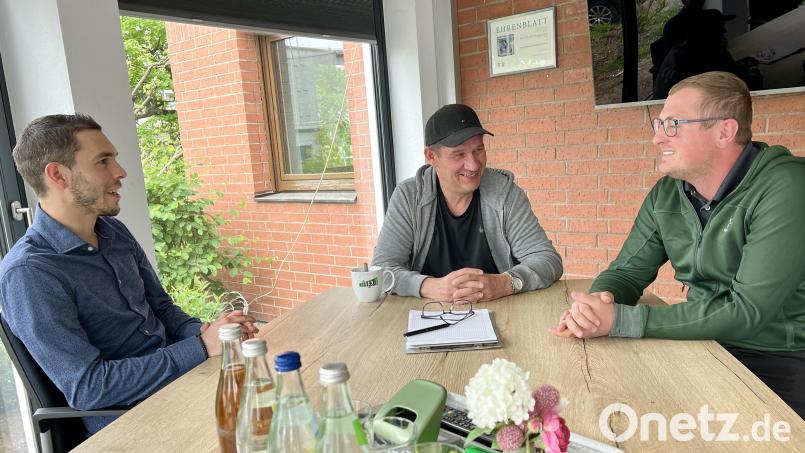 Firmenchef Wolfgang Paul (Mitte) mit seinen designierten Nachfolgern Lukas Bauer (links) und Maximilian Hotek. Wie Paul sind auch seine jungen Kollegen überzeugt: &quot;Es lohnt sich, auszubilden.&quot; Bild: Eichl