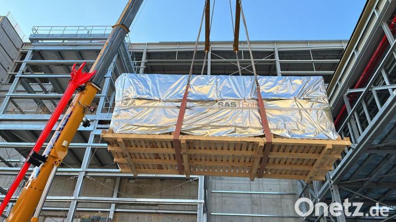 Ein Maschinenteil der SAS-Softec wird bei &quot;AT&amp;S&quot; in Leoben (Österreich) angeliefert. Die hochmoderne Anlage dient zur Produktion von IC-Substrates und ist vor zu neugierigen Blicken verhüllt. Bild: sas-softec/Scholze/exb