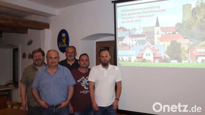 Das Organisationsteam Nahwärmenetz Thanstein-Hebersdorf bei der Informationsveranstaltung. Im BIld von links: Max Riedl vom Genossenschaftsverband Bayern, Heinrich Reitinger, Wolfgang Schwab, Stefan Weininger, Thomas Rohrmüller. Bild: mnt