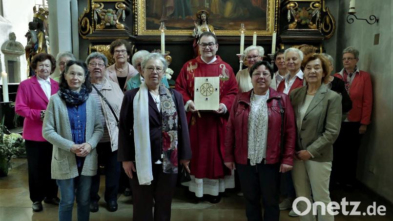 Die Frauen des Frauenbunds St. Marien überreichten Pfarrer Herbert Mader bei einem Gottesdienst das wertvolle Evangeliar. Bild: wbe