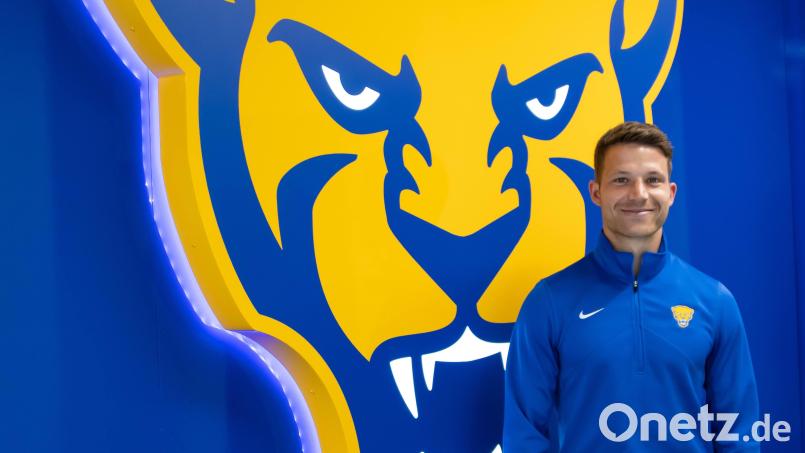Felix Prößl vor dem Panther - das Symbol der Mannschaften von Pitt Athletics. Der ehemalige Juniorenfußballer der SpVgg Weiden ist Direktor für Sportwissenschaft an der Universität in Pittsburgh. Bild: Prößl