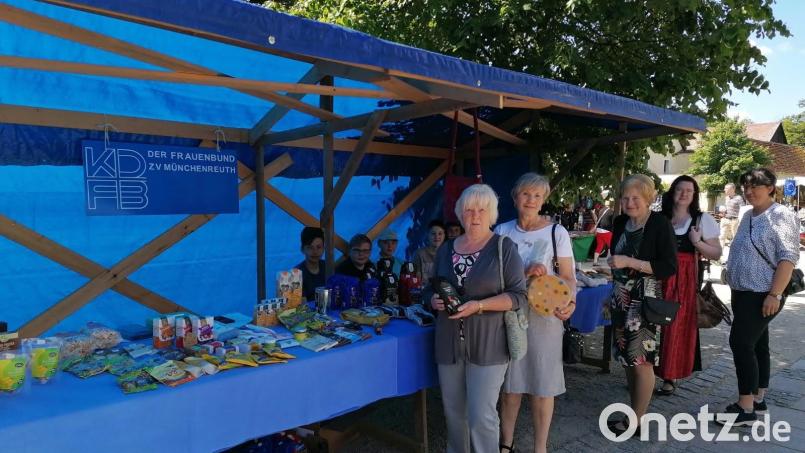 Seit 25 Jahren ist der Frauenbund Münchenreuth beim Großen Kapplfest mit einem Eine-Welt-Waren-Stand vertreten. Im Bild der Stand im vergangenen Jahr, von links die damalige Vorsitzende und Initiatorin Rosemarie Burger sowie die damalige Zweite Vorsitzende Maria Schicker. Archivbild: KDFB Münchenreuth/exb