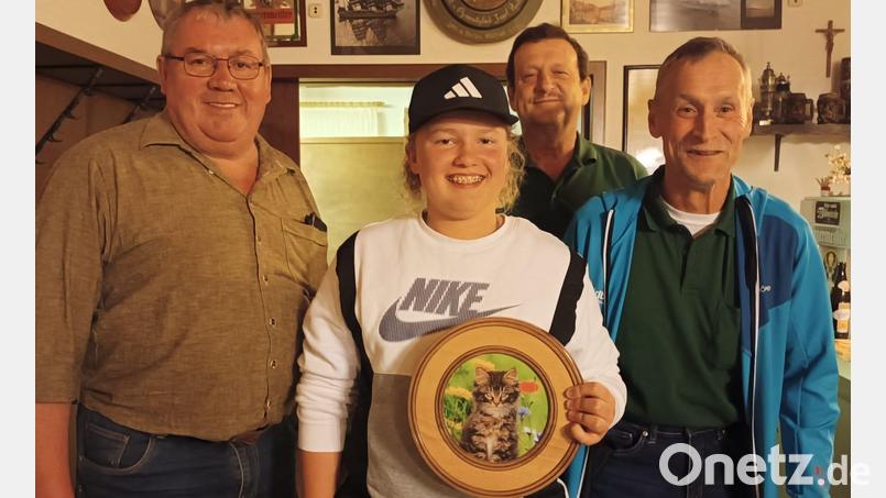 Samuel Neudecker, der Gewinner der Jugendscheibe zeigt, sichtlich erfreut, die Trophäe. Jugendleiter Richard Meisinger, erster Schützenmeister Helmut Werner und zweiter Schützenmeister Michael Knott gratulierten. Bild: Werner/exb