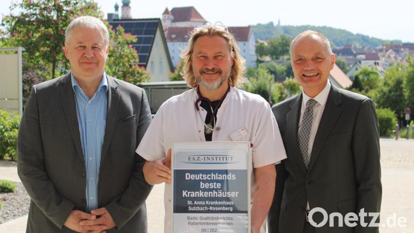 Von links: Verwaltungsratsvorsitzender Richard Reisinger, Ärztlicher Direktor Klaus Nester und Vorstand
Roland Ganzmann freuen sich über die erneute Auszeichnung als eines von Deutschlands besten
Krankenhäusern. Bild: M. Ehras/exb