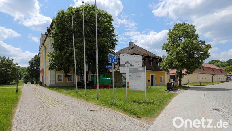Die Sauerzapfstraße (links) ist vor dem Kulturschloss Theuern gepflastert und als verkehrsberuhigter Bereich ausgewiesen. Derzeit ist geplant, den Verkehr für das Baugebiet Lochnerstraße West über diese Straße am Schloss-Haupteingang vorbeifahren zu lassen. Bild: Wolfgang Steinbacher