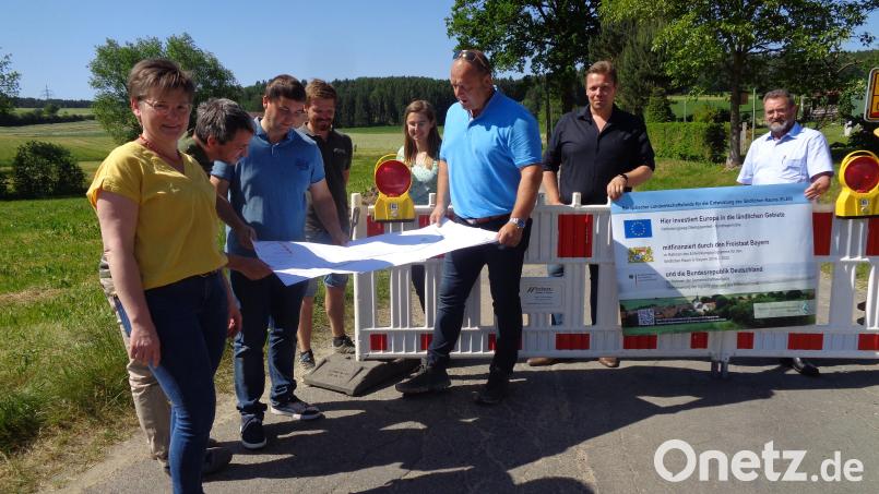 Bürgermeisterin Sonja Meier, Planer Martin Dunst, Benjamin Zwack von der VG, Matthias Vogl und Kerstin Koch mit Helmut Seebauer von der Baufirma Seebauer, Marktrat Andreas Sorgenfrei und Dritter Bürgermeister Robert Eibl besprachen den Ablauf der Baumaßnahme, die mit EU-Programmen gefördert wird. Bild: amö