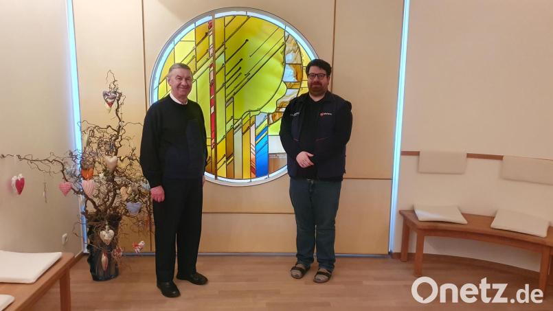 Prämonstratenser-Pater Johannes Bosco (rechts) übernimmt im Hospiz St. Felix die Vertretung von Pater Zygmund, der dem Orden der Franziskaner-Minoriten angehört. Bild: Barbara Bücherl /exb