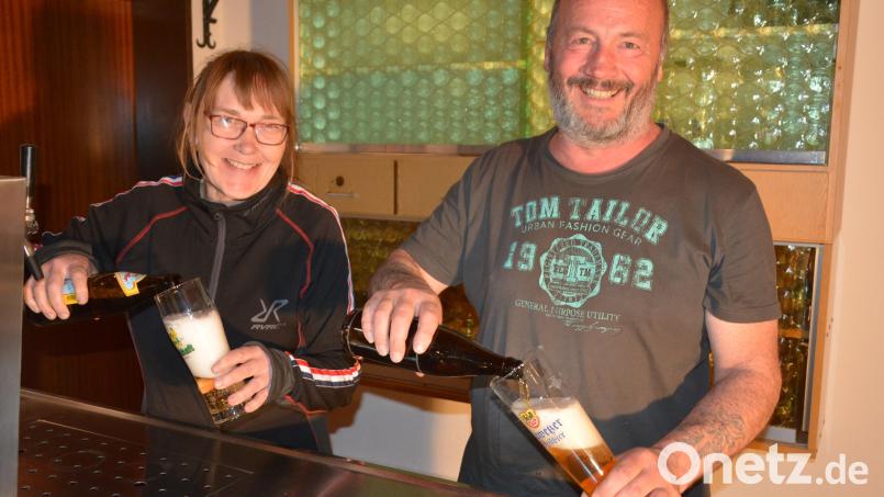 Im Gasthaus &quot;Zur Ochsentränke&quot; fließt nach langjähriger Pause wieder das Bier. Marlies Zauner-Zintl und Sepp Zauner sind die neuen Wirtsleute und betreiben die Gaststätte in ihrer Freizeit. Bild: jr
