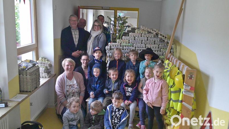 Stolz präsentierten die Kleinen des Kinderhauses Sankt Josef in Neusorg gemeinsam mit den Kinderpflegerinnen und Gästen ihr geschaffenes Gemäuer aus Eierkartons. Bild: öt