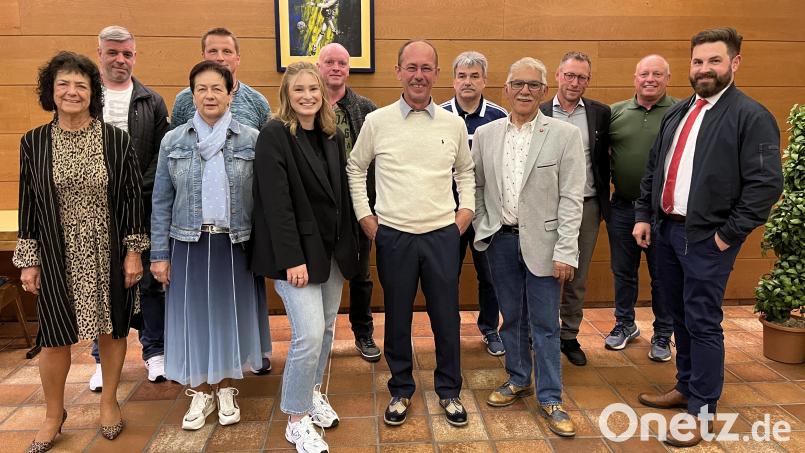 Juan Vilas (Vierter von rechts) führt notgedrungen auch die beiden nächsten Jahre den ASV Neustadt als Vorsitzender. In seinem Team mit Stellvertreter Michael Vogl (Dritter von rechts) stehen ihm künftig einige neue Mitglieder zur Seite. Bild: Renate Zupfer-Vilas