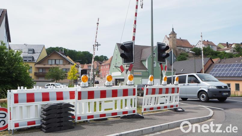Am Bahnübergang Nabburg laufen am Montag, 5. Juni die Bauarbeiten an. Bild: bl