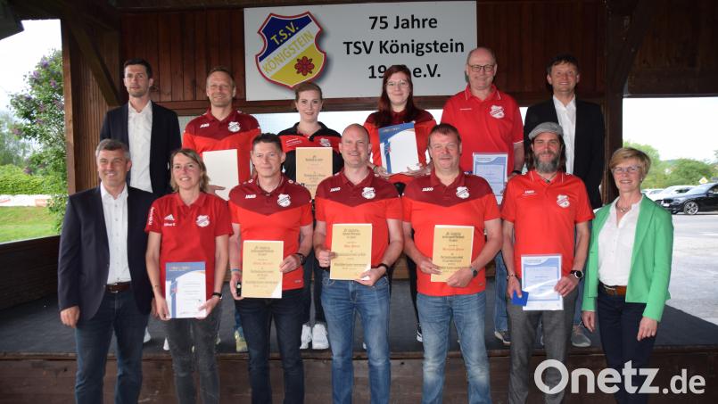 Ehrungen beim TSV Königstein: Joachim Meidenbauer, Christian Pirner, Katja Becker, Larissa Luber, Kurt Pirner, Martin Lederer (hinten von links), Christian Koch, Susanne Lederer, Oliver Strobel, Uwe Pirner, Bernhard Pirner, Marco Brunner und Barbara Hernes (vorne, von links). Bild: wku