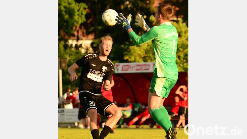 Pfreimds Torwart Michael Herrmann (rechts) war im Hinspiel gegen den FC Tegernheim der große Rückhalt, hielt einen Elfmeter. Bild: mhs