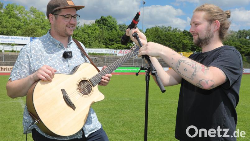 Felix Gleixner (links) bereitet sich mit einem Soundcheck im Stadion am Schanzl auf seinen Auftritt am Samstag, 10. Juni, vor. Bild: Wolfgang Steinbacher