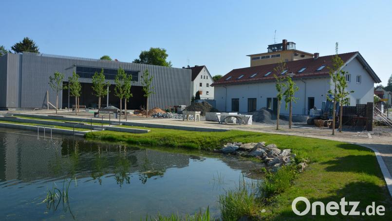 Am ehemaligen Raiffeisenareal in Bad Neualbenreuth gehen die Arbeiten gut voran. Die Einweihung ist für den 16. Juli geplant. Bild: jr