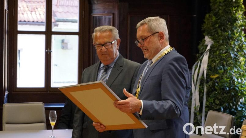 Auerbachs Bürgermeister Joachim Neuß (rechts) überreicht Herbert Lehner die Urkunde zur Bürgermedaille. Bild: jma