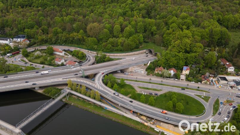 Bauarbeiten am Pfaffensteiner Tunnel erfordern auch Arbeiten an den Donaubrücken im Süden des Tunnel: Hier trifft die Anschlussstelle Regensburg-Pfaffenstein mit den Donaubrücken auf engstem Raum zusammen. Archivbild: Autobahn GmbH / Felix Bonn