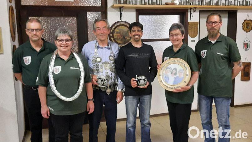 Die Königsproklamation und die weitere Siegerehrung des Königsschießens standen beim Schützenverein Pechbrunn an. Im Bild (von links) Schützenmeister Werner Fleischer, Hildegard Rank, der neue König Willi Strunz, Stefan Baier, Gabriele Söllner und Vorsitzender Hannes Ködel. Bild: Schützenverein Pechbrunn/exb