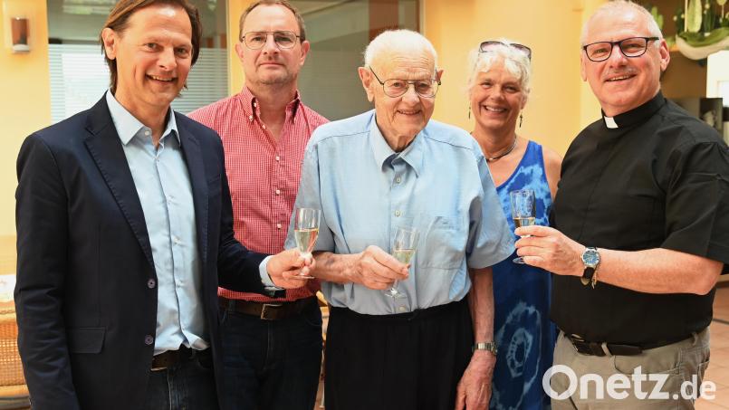 Ein Prost auf die Gesundheit (von links): Thomas Rogenhofer, Stefan Trettenbach, der Jubilar Alois Schuster, seine Tochter Agatha Ferstl und Diakon Richard Sellmeyer. Bild: gf