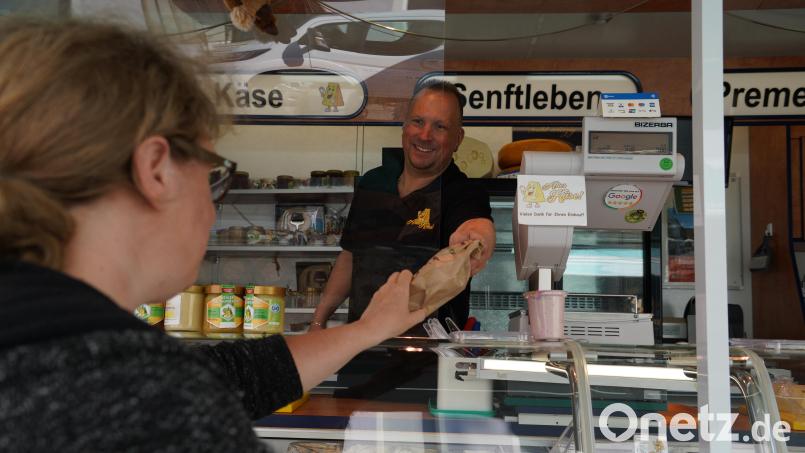 Seit einem Jahr findet jeden Freitag ein Wochenmarkt in Erbendorf statt. Das Fazit: Immer weniger Kunden führen zu immer weniger Ständen. Eine Auswahl an Milchprodukten bietet Mario Senftleben aus Premenreuth in seinem Verkaufsmobil an. Bild: kaz