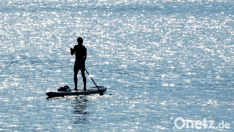 Ein Stand-Up-Paddler ist am Stausee in Happurg bestohlen worden. Symbolbild: Matthias Balk/dpa