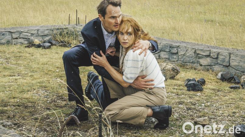 Felix Voss (Fabian Hinrichs) und Eva Hentschel (Sina Martens) gehen in Deckung. In der Hütte, die hier einmal stand, kam Toni ums Leben. Nun wird – genau hier – auf Voss und Hentschel geschossen. Bild: BR/X Filme Creative Pool GmbH / Hendrik Heiden