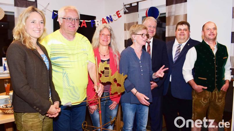 Beim Festabend im Sportheim des SVI: Von links Claudia Mai (Leiterin der VHS Amberg-Sulzbach), Erich Renner (Mitorganisator), Lena Forsthofer (Dolmetscherin), Francoise Simmonet (Organisatorin St. Piat), Landrat Richard Reisinger, Bürgermeister Dieter Dehling und Georg Graf (Hauptorganisator von Illschwanger Seite). Bild: no