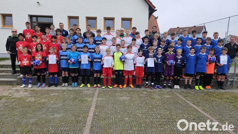 Die fünf Mannschaften nach der Fußball-Landkreismeisterschaft der Fünft- und Sechstklässler (von links): Mittelschule Vilseck, Mittelschule Kümmersbruck, Realschule Auerbach, Mittelschule Ursensollen und Mittelschule Auerbach. Bild: khg