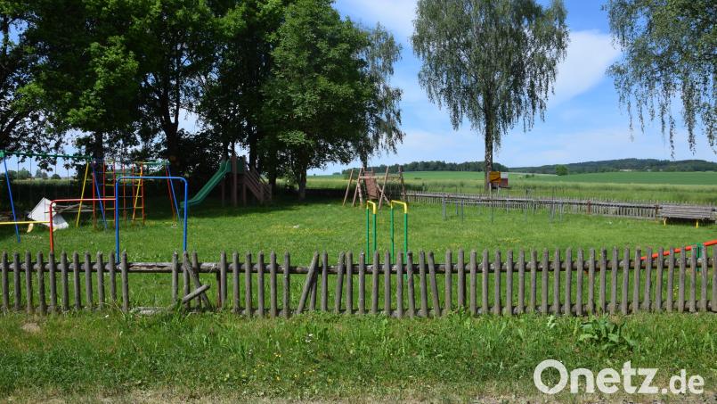 Dringend nötig sind die Sanierungsarbeiten beim Frankenriether Spielplatz. Vor allem der Gartenzaun muss erneuert werden. Bild: fla