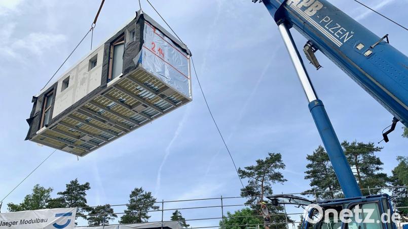 Schwebend gelangten die Stahlmodule für die neue Wohnungslosenunterkunft auf die Baustelle. Bild: Gabi Schönberger