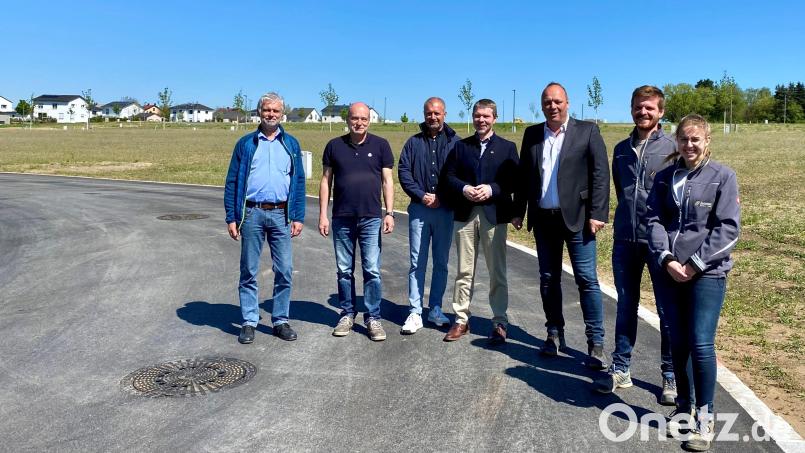 Die Verantwortlichen beim Abschluß der Erschließungsarbeiten. Bild: Stadt Schwandorf/exb