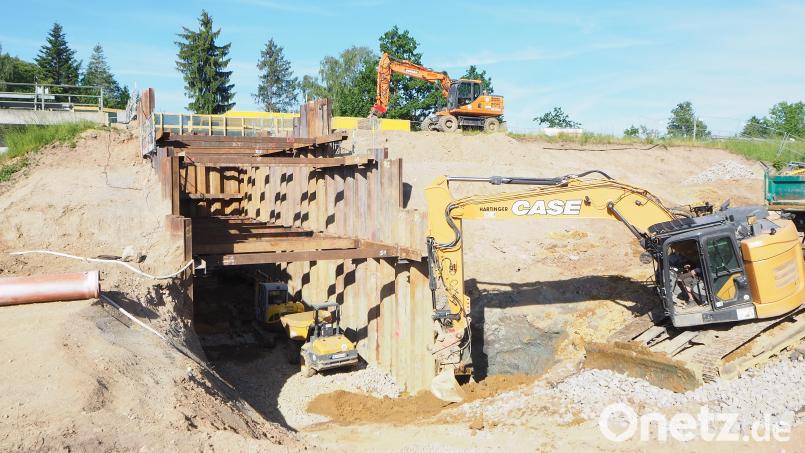 Von dieser Autobahnbaustelle an der A 93 beim Kreuz Oberpfälzer Wald bekommen die meisten Verkehrsteilnehmer wenig mit, wenn sie die Brücke über den Eichelbach passieren. Unter der Asphaltdecke entsteht ein stabiles Bauwerk, das auch bei Hochwasser einen gesicherten Abfluss ermöglicht. Bild: bl