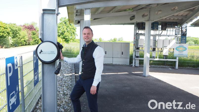 Thoma Auerbach hat mit seinem Solar-Carport vor dem Hotel Wolfringmühle Pionierarbeit geleistet und hatte damit schon mal einen Baustein für das internationale Nachhaltigkeitssiegel &quot;Green Key&quot;. Inzwischen können dort auch gleich direkt vom Dach E-Fahrzeuge betankt werden. Bild: bl