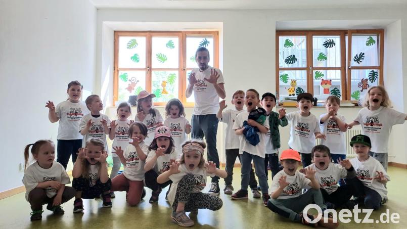 Fester Blick, lautes Gebrüll, erhobene Tatzen: De kleinen &quot;Tigerhasen&quot; beim Selbstbehauptungskurs im Kinderhaus Tausendfüßler in Waldsassen. Bild: Kinderhaus Tausendfüßler/exb