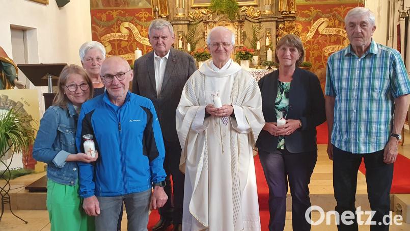 Stadtpfarrer Josef Häring mit den Ehejubilaren. Bild: mas